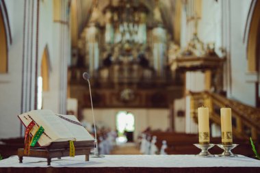 Düğün öncesi kilise mabedi. Gelin ve damat için boş sandalyeler.