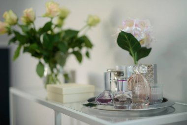 Nedime, beyaz gelinliğini bağlayan ince geline yardım ediyor.,