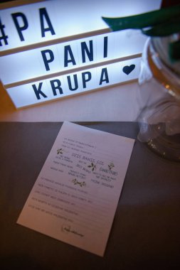 Güzel dekore edilmiş düğün masası ve düğünde diğer detaylar.