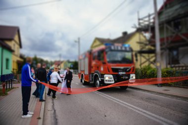 Güzel bir düğün çifti itfaiye arabasıyla dışarıda fotoğraf çekiyor..