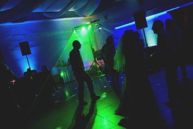 Gelin ve damat düğün günlerinde ilk dansı yapıyorlar. Gu!