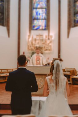 Kilise düğününde gelin ve damat. Güzel aralık