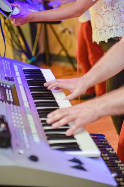 DJ düğün partisinde müzik çalar. Renkli ışık ışınları