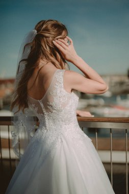 Gelin ve damat marina bölgesindeki fotoğraf çekiminde..