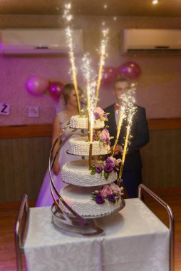 Partideki lezzetli düğün pastası. Duman ve yangın efektleri.