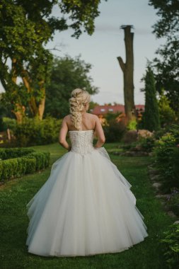 Gelin ve damat doğadaki bir fotoğraf çekiminde.