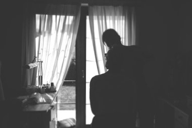 genç güzel bir gelin düğün makyaj profesyonel m tarafından uygulanıyor.