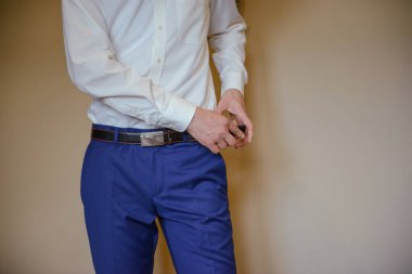 Damadın düğün aksesuarları. Papyon, takım elbise, kol düğmeleri, kemer ve ayakkabılar..