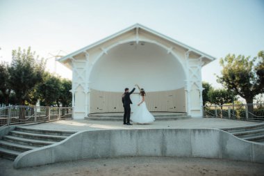 Gelin ve damat doğadaki bir fotoğraf çekiminde.