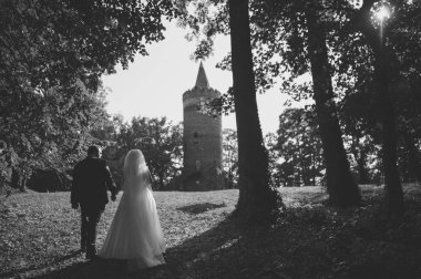 Gelin ve damat doğadaki bir fotoğraf çekiminde.