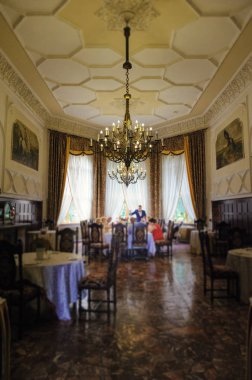 Gelin ve damat düğün günlerinde ilk dansı yapıyorlar. Gu!