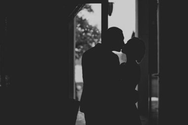 Gelin ve damat doğadaki bir fotoğraf çekiminde.