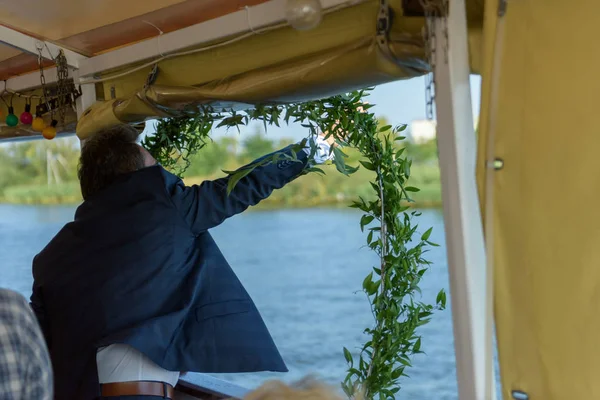 Hochzeitsgäste segeln auf einem Kreuzfahrtschiff auf der Oder. Stettin, Polen. — Stockfoto