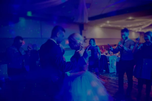 Novia y novio bailando el primer baile el día de su boda. Gu. —  Fotos de Stock