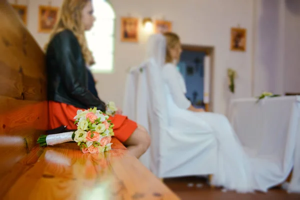 Brud och brudgum på kyrkbröllop under ceremonin. Vacker dekor — Stockfoto