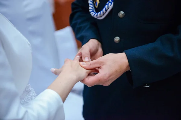 Bruden och brudgummen under bröllopsceremonin sätta vigselring — Stockfoto