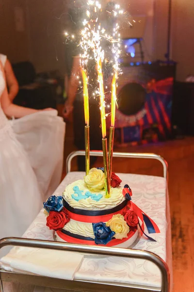 Délicieux gâteau de mariage à la fête. Effets de fumée et de feu. — Photo