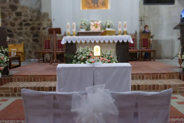 Kerk heiligdom voor een huwelijksceremonie. Lege stoelen voor bri — Stockfoto
