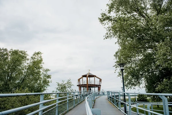 Torre de observação da natureza para protecção ambiental e gestão da água perto da aldeia Nowe Warpno, Polónia. — Fotografia de Stock