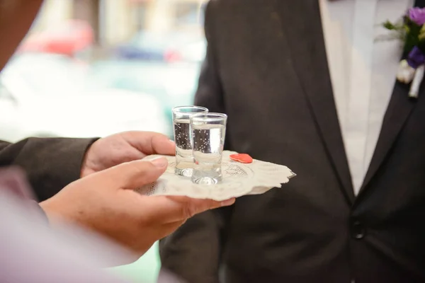 Παραδοσιακό βερνίκι που υποδέχεται τη νύφη και το γαμπρό από τους γονείς με ψωμί και αλάτι. Βότκα επίσης σε ποτήρια — Φωτογραφία Αρχείου