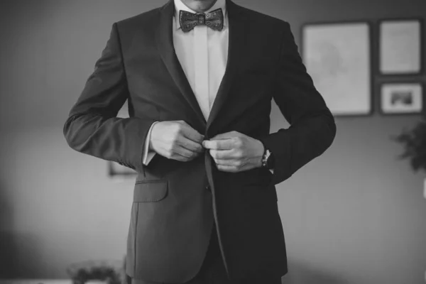 Groom's wedding accessories. Bow tie, suit, cufflinks, belt and shoes. — Stock Photo, Image