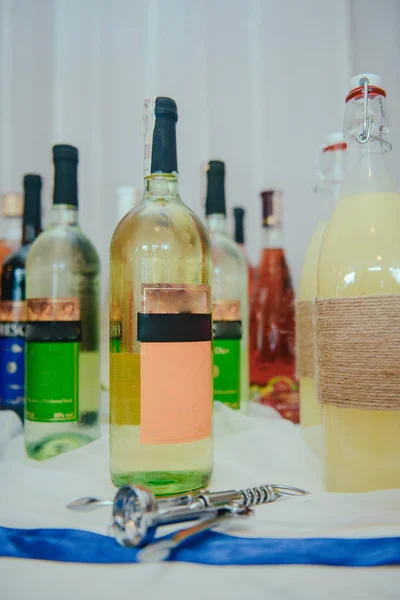 Bottiglia di vodka fredda e bottiglia di vino in secchio con ghiaccio e orano — Foto Stock