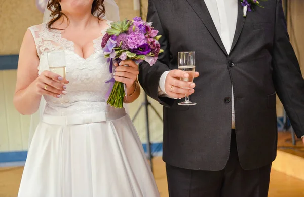 A menyasszony és a vőlegény első köszöntője egy pohár pezsgővel. — Stock Fotó
