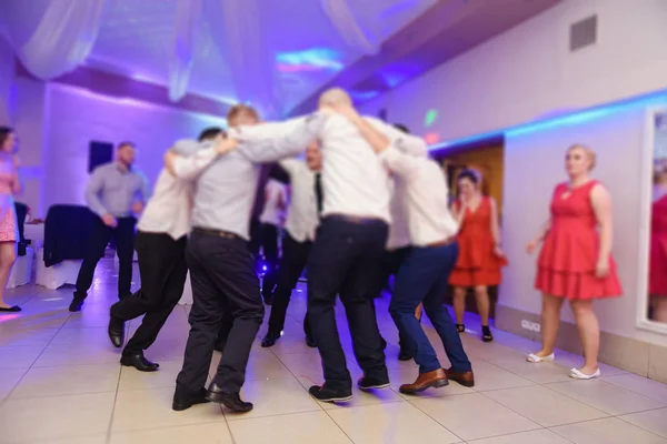 Nevěsta a ženich tančí první tanec v jejich svatební den. Gu. — Stock fotografie