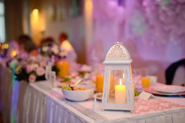 Tavolo da sposa splendidamente decorato e altri dettagli nella sala delle nozze. Giorno del matrimonio. — Foto Stock