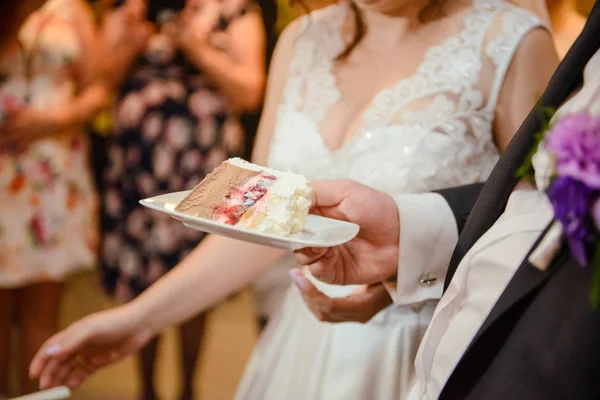 Délicieux gâteau de mariage à la fête. Effets de fumée et de feu. — Photo