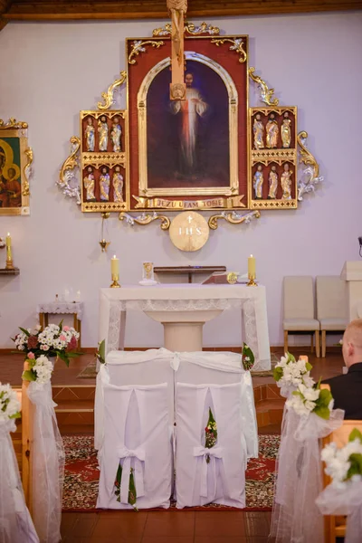 Kerk heiligdom voor een huwelijksceremonie. Lege stoelen voor bruid en bruidegom. — Stockfoto