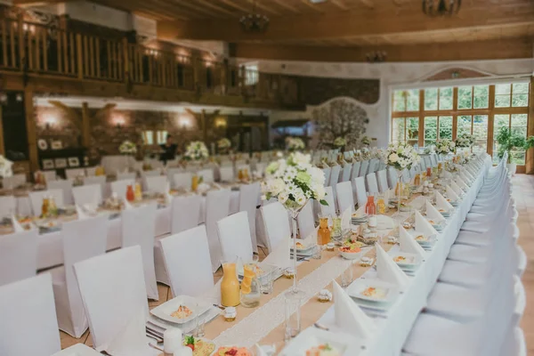 Красиво оформленный свадебный стол и другие детали на свадьбе — стоковое фото