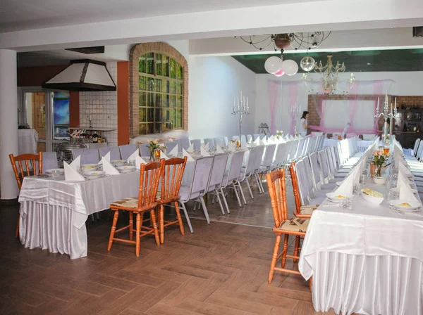 Mesa de boda bellamente decorada y otros detalles en la boda — Foto de Stock