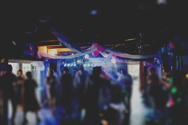 Bride and groom dancing the first dance at their wedding day. Gu — Stock Photo, Image