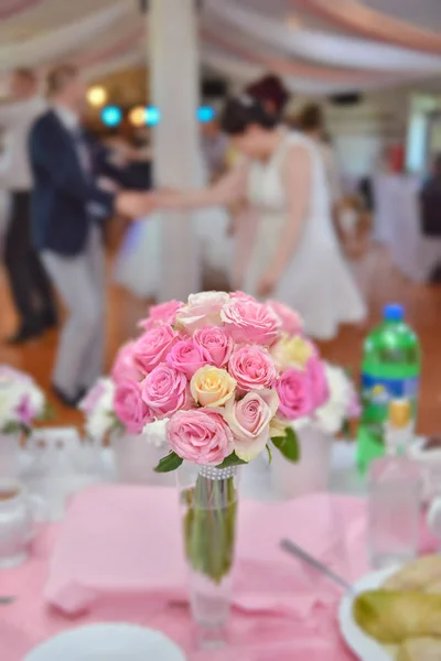 El ramo en las manos de la novia — Foto de Stock