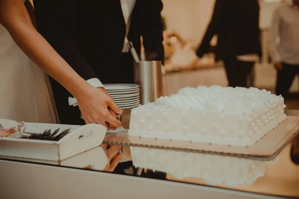 Delicioso pastel de bodas en la fiesta. Efectos de humo y fuego. — Foto de Stock