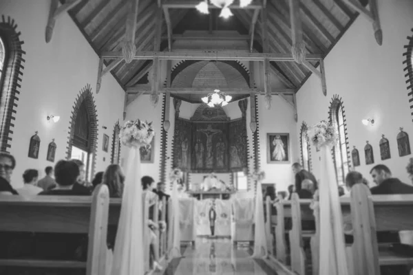 Santuário da igreja antes de uma cerimônia de casamento. Cadeiras vazias para bri — Fotografia de Stock