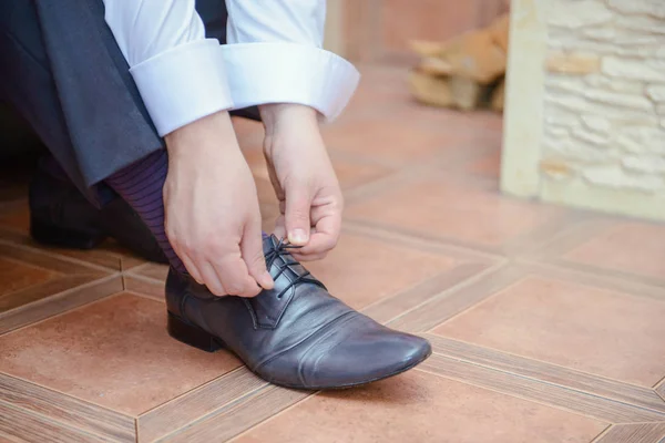 Vestido negro zapatos elegantes. Detalle de boda. De cerca.. —  Fotos de Stock