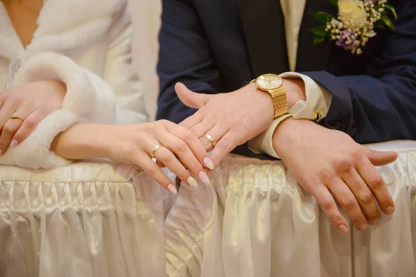 Beautiful two golden wedding rings. Made of highest quality mate — Stock Photo, Image