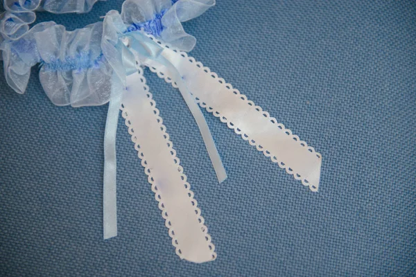 Družička pomáhá štíhlé nevěstě tkaničky její svatební bílé šaty, — Stock fotografie