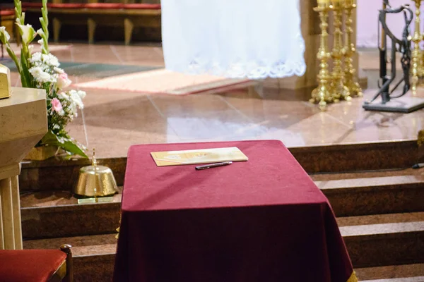 Bruid en bruidegom tekenen huwelijkscontract bewijs van hun huwelijk — Stockfoto