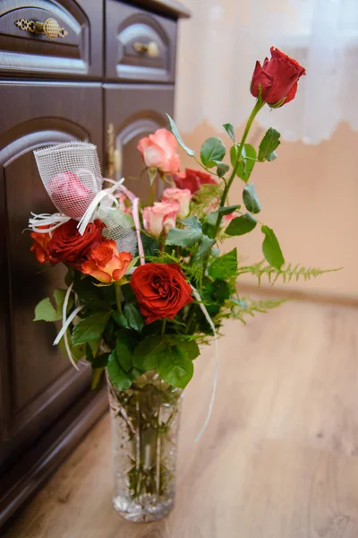 Bouquet entre les mains de la mariée — Photo