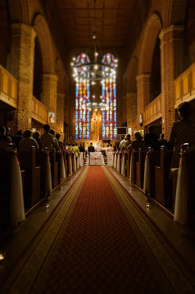 Santuario de la iglesia antes de una ceremonia de boda. Sillas vacías para bri — Foto de Stock