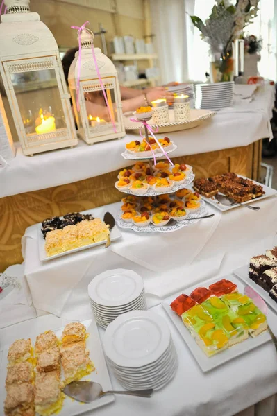 Delicious sweets on candy buffet. Wedding bakes on trays — Stock Photo, Image