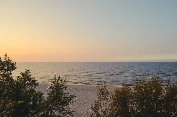 Östersjön vid vacker soluppgång i Polen stranden — Stockfoto