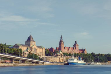 Odra nehri manzaralı. Szczecin tarihi şehri mimari yapısı Paris 'e benzer.