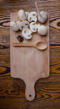 kompozisyon ahşap arka plan üzerine zeytinyağı, mantar, sarımsak döktü