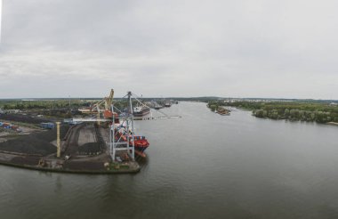 Vinçle limana kargo sevkiyatı. Su taşımacılığı Uluslararası.