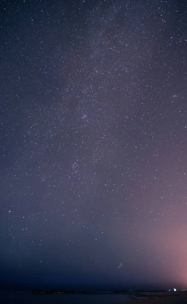 Yıldızlı gökyüzünün altında gökyüzünde startrails — Stok fotoğraf