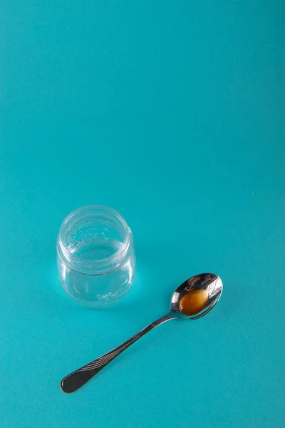 Primer plano de tarro de miel en azul — Foto de Stock